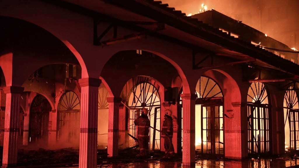 Pos Bloc Terbakar, Api Merambat hingga Masjid Al-Abror Pos Bloc Terbakar, Api Merambat hingga Masjid Al-Abror