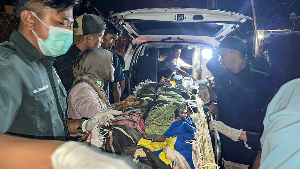 Medan Sulit, Korban Tambang Longsor Dievakuasi secara Estafet Medan Sulit, Korban Tambang Longsor Dievakuasi secara Estafet