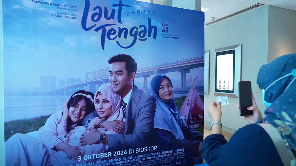 Sinopsis Laut Tengah, Film Romantis Karya Archie Hekagery Sinopsis Laut Tengah, Film Romantis Karya Archie Hekagery