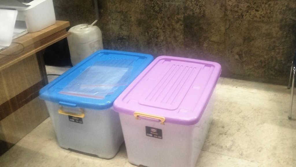 Kejagung Sita 2 Boks Bertutup Warna Biru & Ungu dari Kantor KLHK Kejagung Sita 2 Boks Bertutup Warna Biru & Ungu dari Kantor KLHK