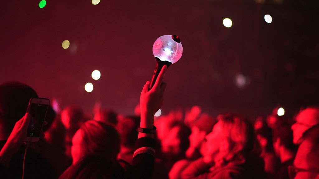 Lightstick sebagai Simbol Identitas & Loyalitas Fans K-Pop Lightstick sebagai Simbol Identitas & Loyalitas Fans K-Pop