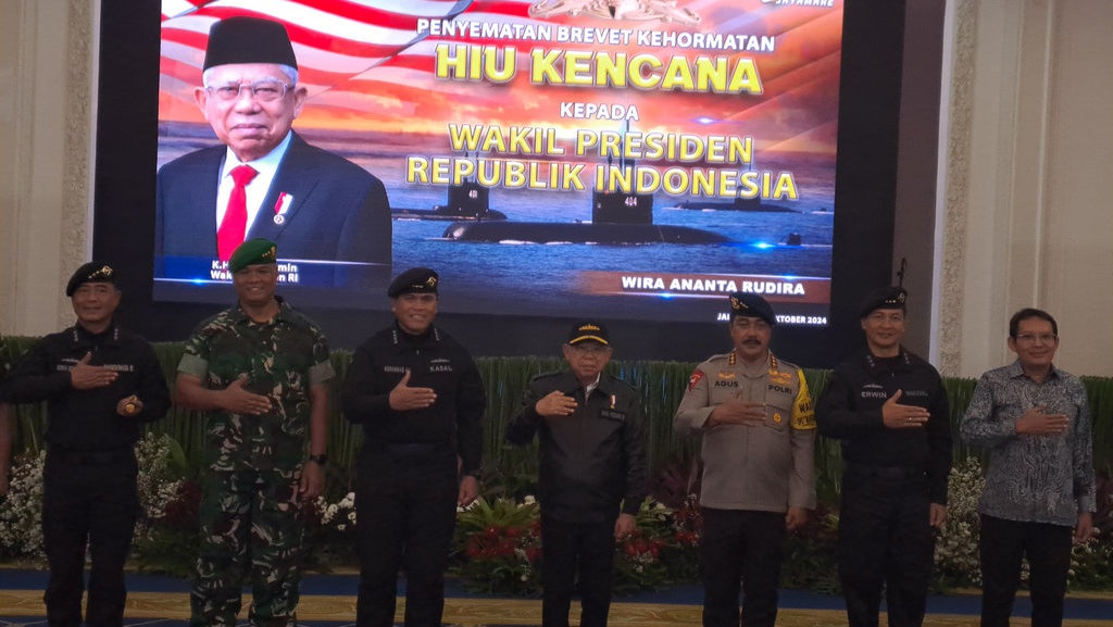 Ma'ruf Amin Terima Penyematan Brevet HIU Kencana dari TNI Ma'ruf Amin Terima Penyematan Brevet HIU Kencana dari TNI