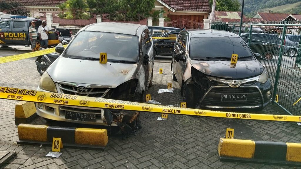 Kantor Berita Jubi di Papua Dilempari Molotov, 2 Mobil Terbakar Kantor Berita Jubi di Papua Dilempari Molotov, 2 Mobil Terbakar