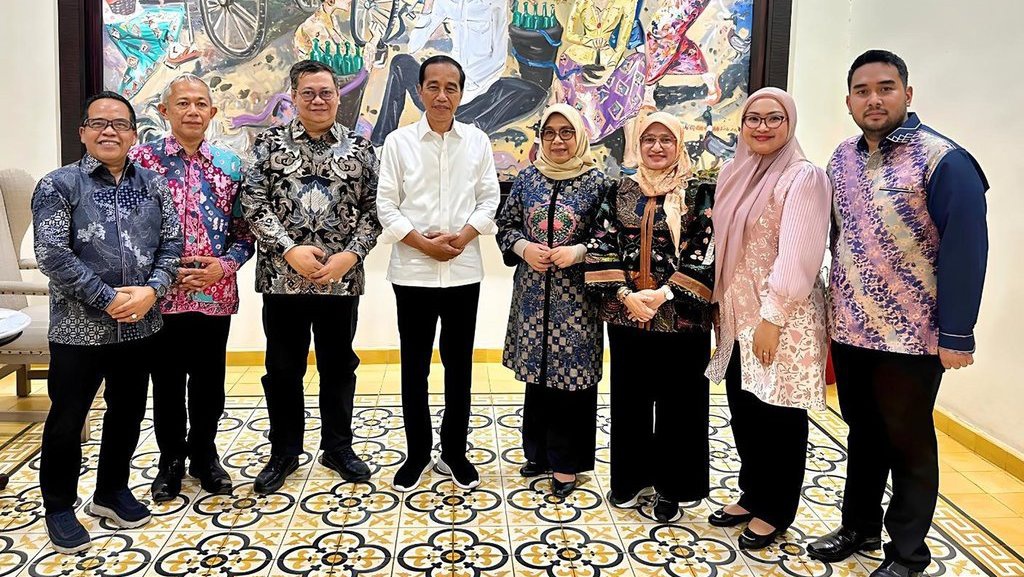 Joko Widodo Terima Manfaat Pensiun & Tabungan Hari Tua Taspen Joko Widodo Terima Manfaat Pensiun & Tabungan Hari Tua Taspen