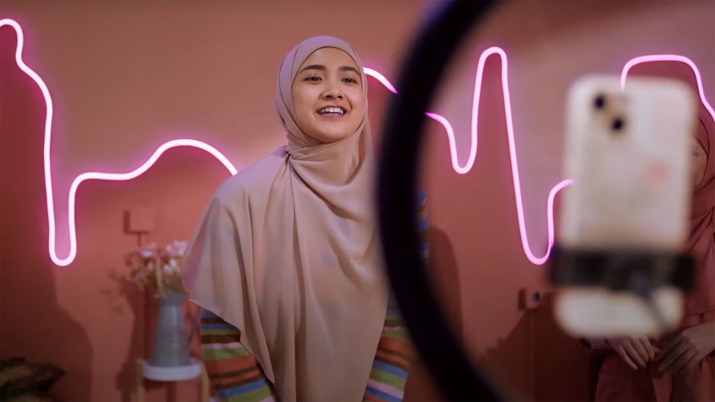 Sinopsis Film Pantaskah Aku Berhijab Dibintangi Bryan Domani Sinopsis Film Pantaskah Aku Berhijab Dibintangi Bryan Domani