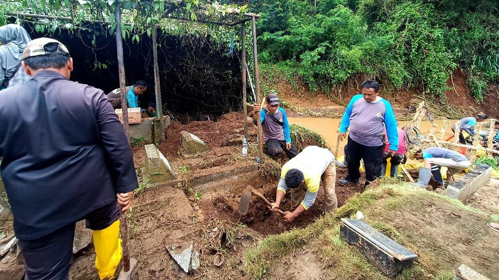 20 Makam Direlokasi Imbas Tanggul Ambruk di TPU Cikutra Bandung 20 Makam Direlokasi Imbas Tanggul Ambruk di TPU Cikutra Bandung