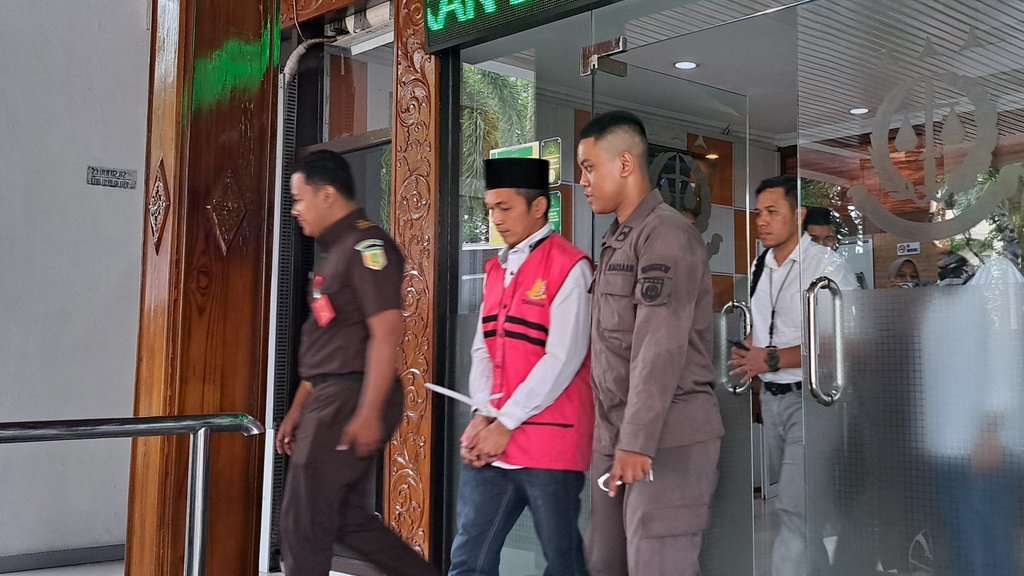 Kejari Semarang Tahan Tersangka Penyelundupan Miras dari Cina Kejari Semarang Tahan Tersangka Penyelundupan Miras dari Cina