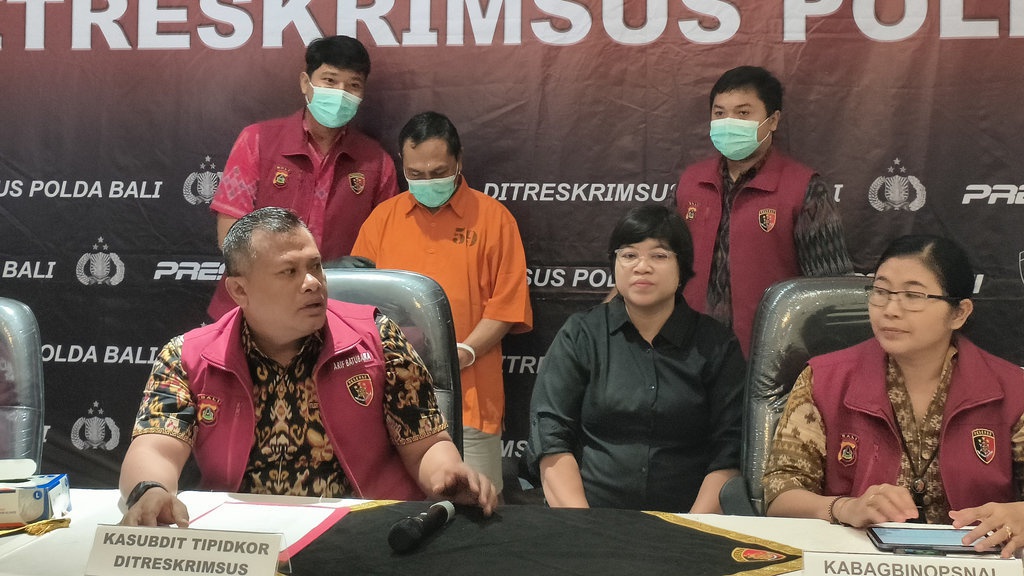 Polda Bali Tangkap Ketua LPD Ngis atas Dugaan Korupsi Rp10,4 M Polda Bali Tangkap Ketua LPD Ngis atas Dugaan Korupsi Rp10,4 M