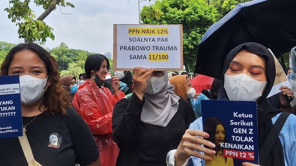Massa Diadang Polisi saat Hendak Serahkan Petisi Tolak PPN 12% Massa Diadang Polisi saat Hendak Serahkan Petisi Tolak PPN 12%