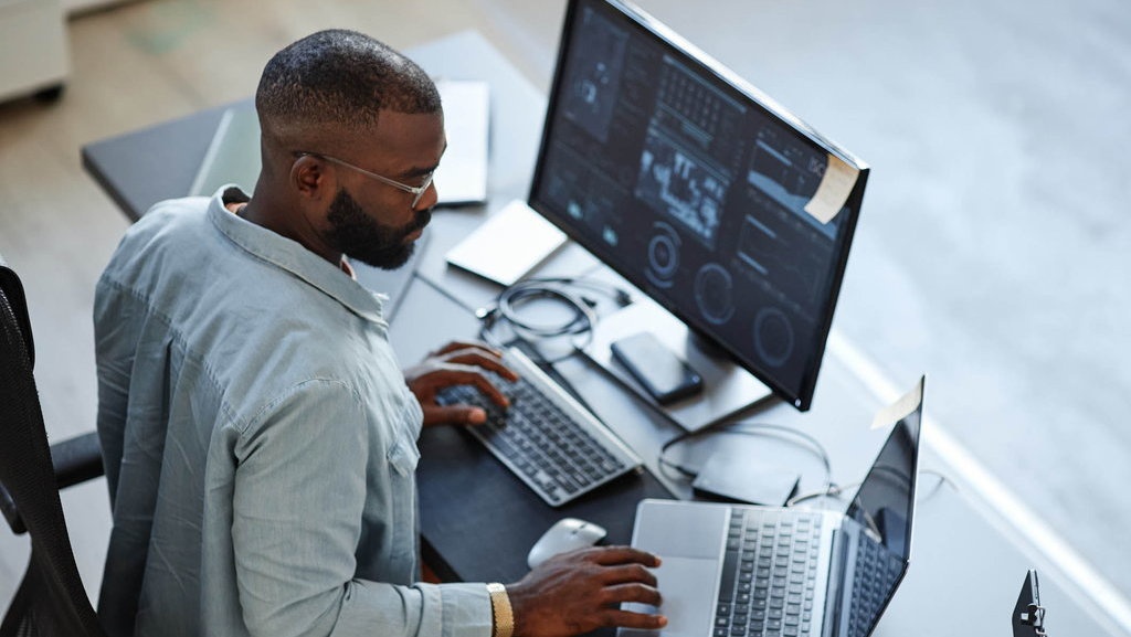 Apa Itu Software Engineer? Tugas, Keahlian, dan Prospeknya Apa Itu Software Engineer? Tugas, Keahlian, dan Prospeknya