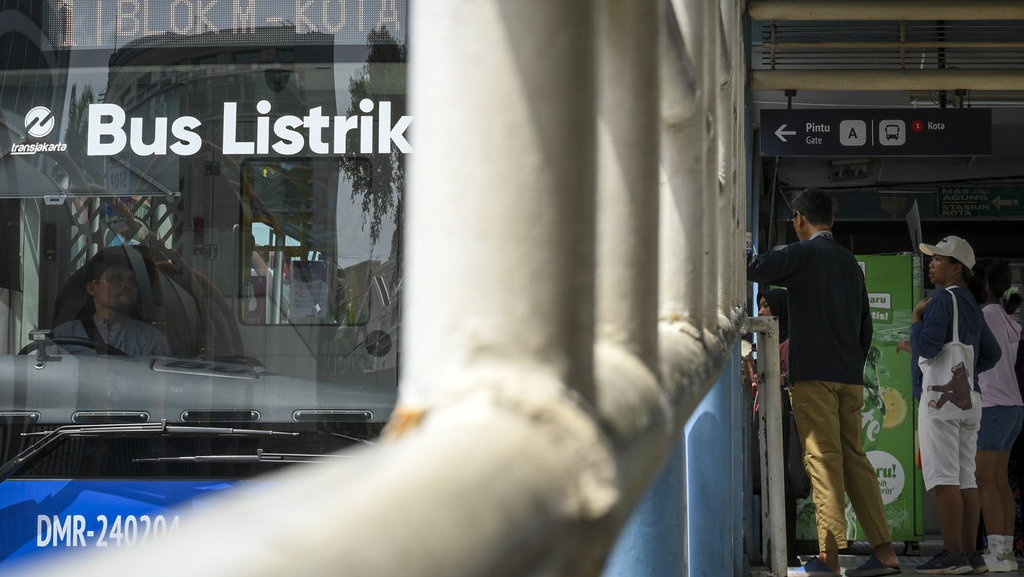 Polisi Tangkap Pencopet Modus Lempar Bola di Halte Transjakarta Polisi Tangkap Pencopet Modus Lempar Bola di Halte Transjakarta