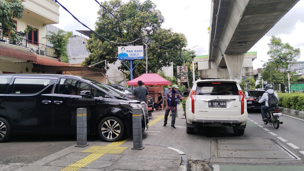Kontroversi Trotoar di Jalan Wolter Monginsidi Dibuat Parkir VIP Kontroversi Trotoar di Jalan Wolter Monginsidi Dibuat Parkir VIP