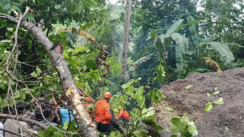 Batu Besar Menimpa Tempat Meditasi di Klungkung, 4 Orang Tewas Batu Besar Menimpa Tempat Meditasi di Klungkung, 4 Orang Tewas