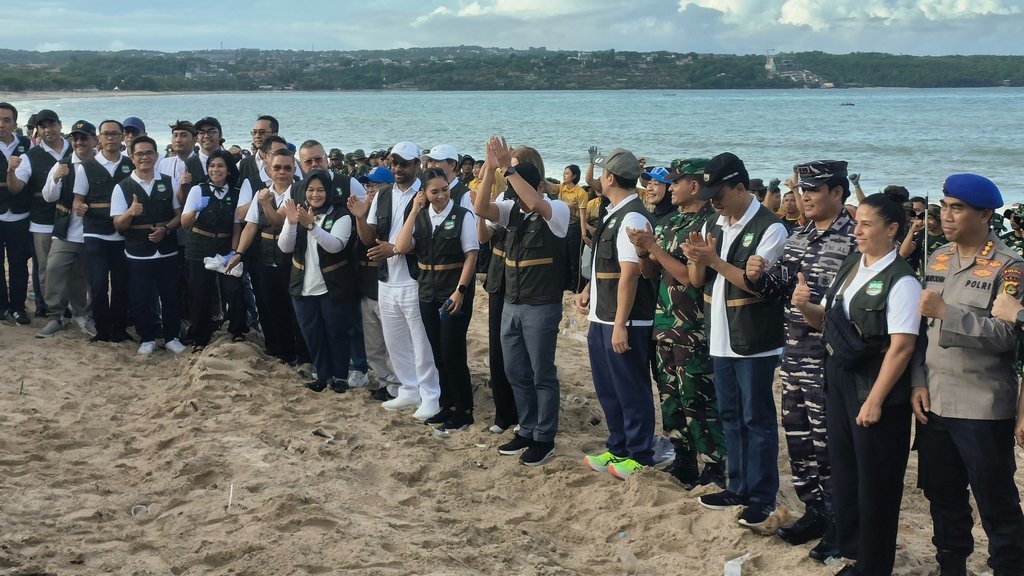 Menghempas Sampah demi Menjaga Keindahan Wisata Pulau Dewata Menghempas Sampah demi Menjaga Keindahan Wisata Pulau Dewata