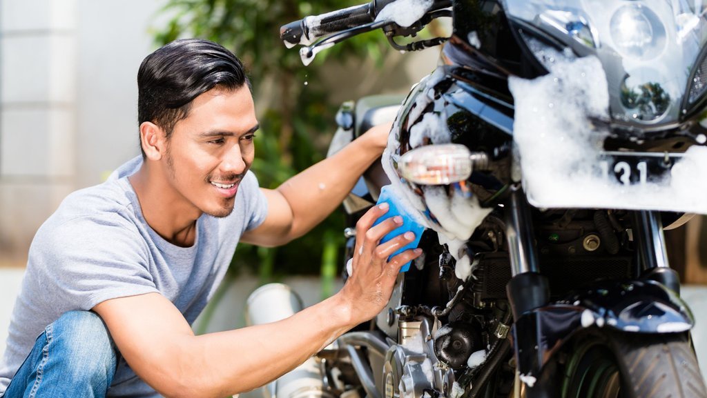 8 Cara Menghilangkan Bekas Stiker di Motor Tanpa Merusak Cat 8 Cara Menghilangkan Bekas Stiker di Motor Tanpa Merusak Cat
