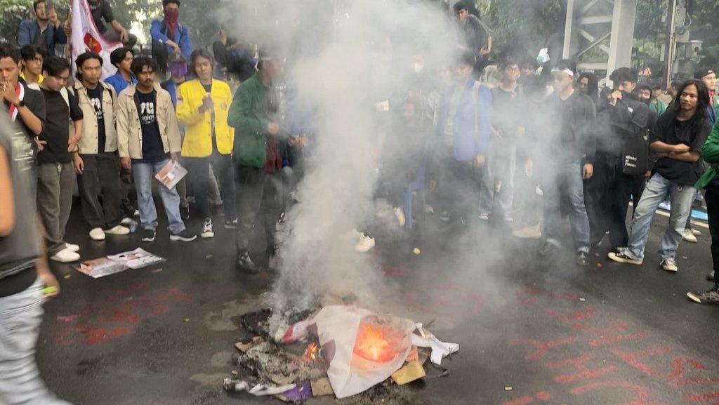 Demo di Jakpus, Mahasiswa Bakar Ban hingga Bendera Gerindra Demo di Jakpus, Mahasiswa Bakar Ban hingga Bendera Gerindra
