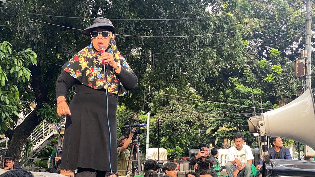 Momen Emak-Emak Berorasi Menggebu di Aksi Indonesia Gelap Momen Emak-Emak Berorasi Menggebu di Aksi Indonesia Gelap