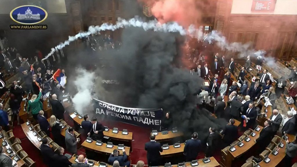 Ramai Parlemen Serbia Didemo Pakai Flare, Apa Sebabnya? Ramai Parlemen Serbia Didemo Pakai Flare, Apa Sebabnya?