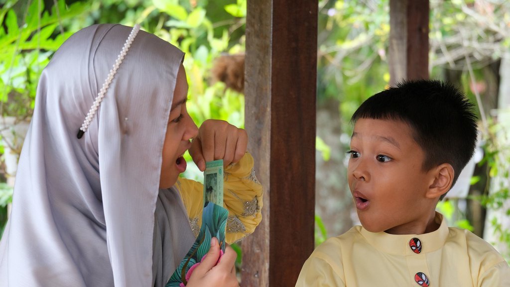 Fenomena THR: Tradisi Berbagi dan Tekanan yang Tak Terucap Fenomena THR: Tradisi Berbagi dan Tekanan yang Tak Terucap