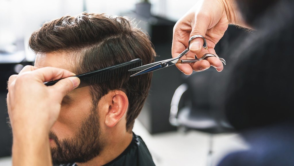 12 Rekomendasi Potongan Rambut Low Fade Cut Pria 12 Rekomendasi Potongan Rambut Low Fade Cut Pria
