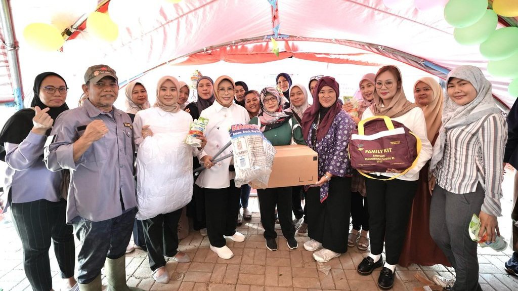 DWP Kemensos dan Swasta Bantu Korban Banjir di Bekasi DWP Kemensos dan Swasta Bantu Korban Banjir di Bekasi