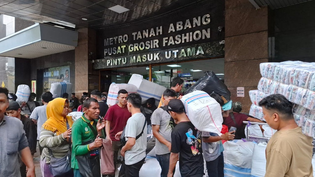 Pedagang Tanah Abang Beradaptasi di Tengah Arus Belanja Daring Pedagang Tanah Abang Beradaptasi di Tengah Arus Belanja Daring