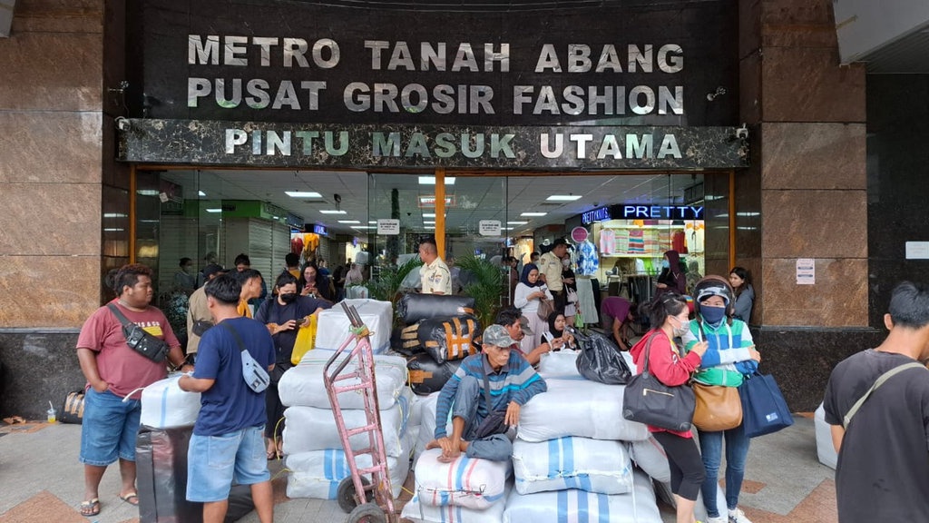 Polisi Tangkap Jukir Liar Pasar Tanah Abang yang Patok Rp60 Ribu Polisi Tangkap Jukir Liar Pasar Tanah Abang yang Patok Rp60 Ribu