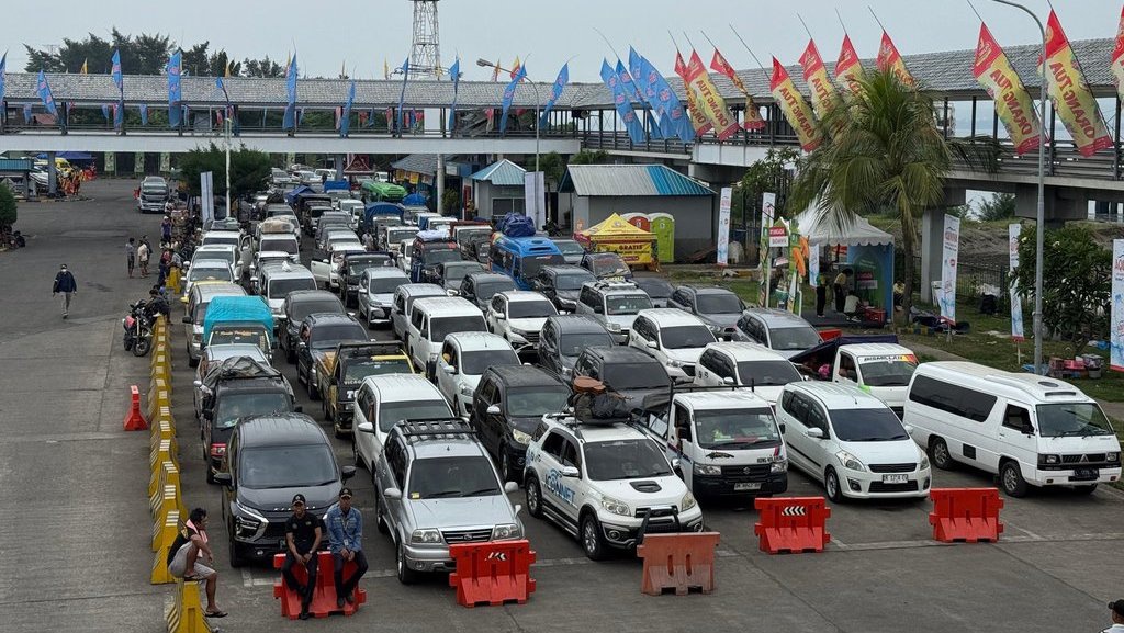 H-5 Lebaran, Arus Penyeberangan dari Bali menuju Jawa Naik 44% H-5 Lebaran, Arus Penyeberangan dari Bali menuju Jawa Naik 44%
