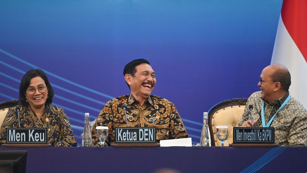 Luhut Mengaku Sedih Saat Ziarah ke Makam Theys Eluay Luhut Mengaku Sedih Saat Ziarah ke Makam Theys Eluay