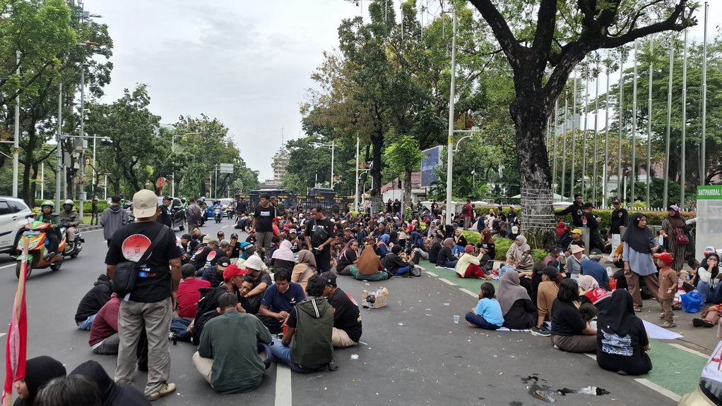 Warga Kebon Sayur Demo Tuntut Penggusuran Kampungnya Dihentikan Warga Kebon Sayur Demo Tuntut Penggusuran Kampungnya Dihentikan