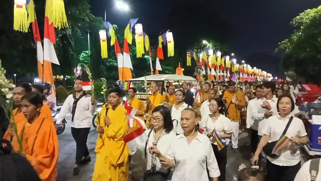 Kirab Bodhisattva Siddharta Warnai Perayaan Tri Suci di Solo Kirab Bodhisattva Siddharta Warnai Perayaan Tri Suci di Solo