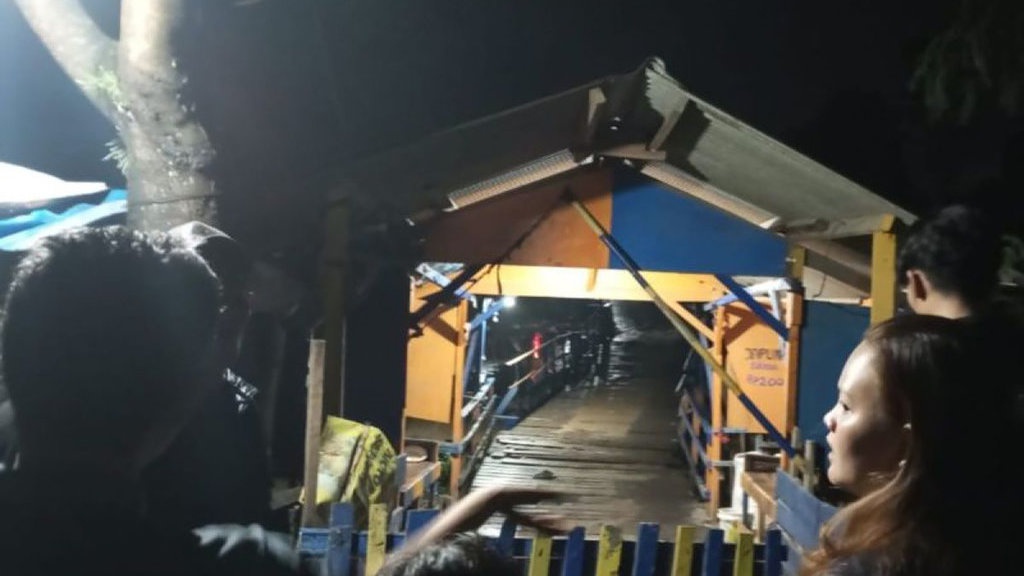 Jembatan Apung Cijeruk Bandung Patah, Tidak Ada Korban Jiwa Jembatan Apung Cijeruk Bandung Patah, Tidak Ada Korban Jiwa