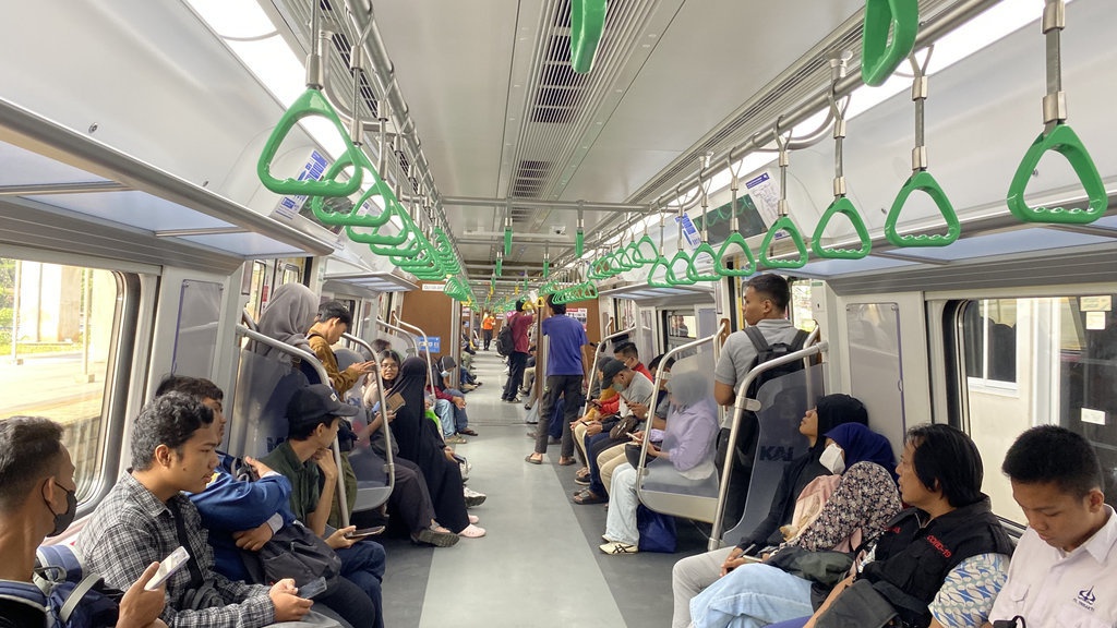 Penumpang Boleh Berbuka Puasa dalam KRL Selama Ramadhan Penumpang Boleh Berbuka Puasa dalam KRL Selama Ramadhan