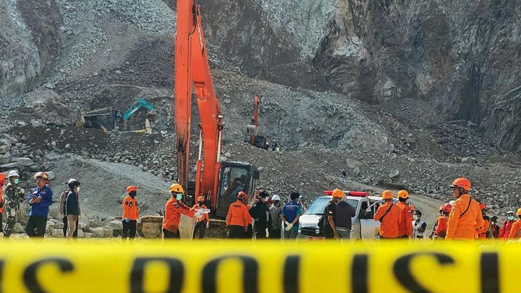 Tim SAR Fokus Cari 4 Korban di Sektor Kiri Galian C Gunung Kuda Tim SAR Fokus Cari 4 Korban di Sektor Kiri Galian C Gunung Kuda