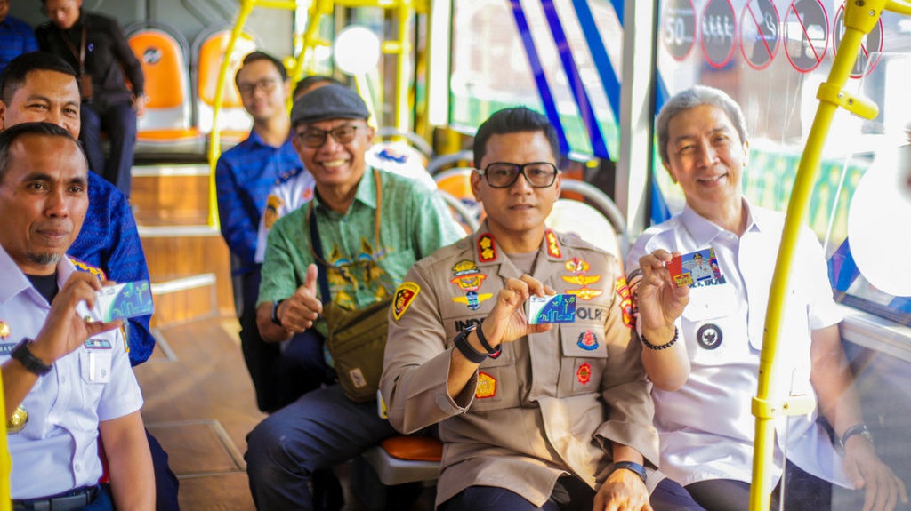 Antusiasme Warga Sambut TransJabodetabek Rute Bogor-Blok M Antusiasme Warga Sambut TransJabodetabek Rute Bogor-Blok M