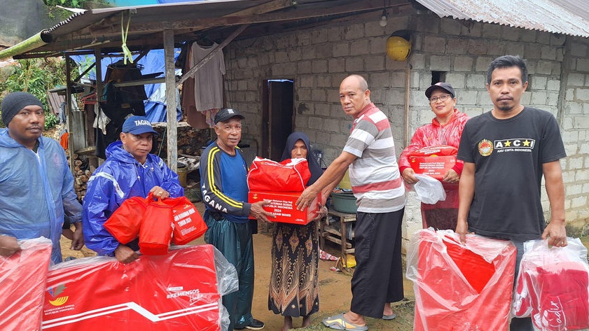 Kemensos Salurkan Bantuan Tahap 1 & 2 untuk Korban Longsor Ambon Kemensos Salurkan Bantuan Tahap 1 & 2 untuk Korban Longsor Ambon