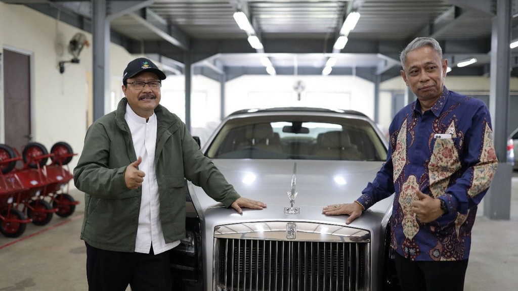 Kemensos Lelang Rolls Royce untuk Bangun Rumah Keluarga Miskin Kemensos Lelang Rolls Royce untuk Bangun Rumah Keluarga Miskin