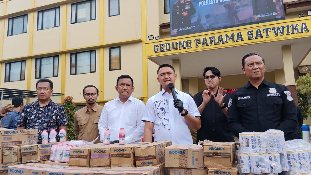 Polresta Bogor Tangkap 2 Pelaku yang Jual Susu Kadaluwarsa Polresta Bogor Tangkap 2 Pelaku yang Jual Susu Kadaluwarsa