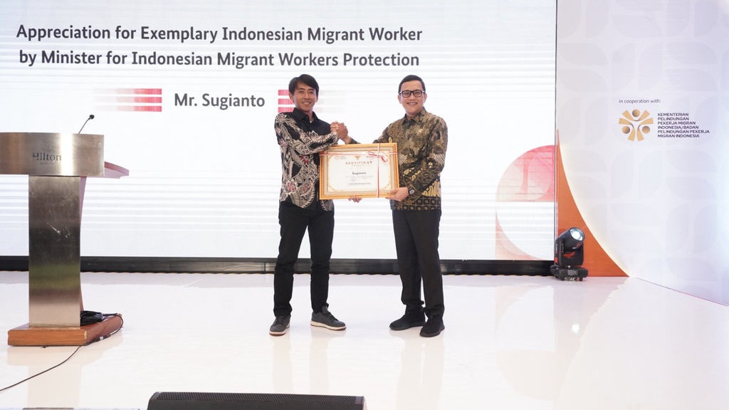 Menteri P2MI Beri Penghargaan ke PMI Penyelamat Lansia di Korea Menteri P2MI Beri Penghargaan ke PMI Penyelamat Lansia di Korea