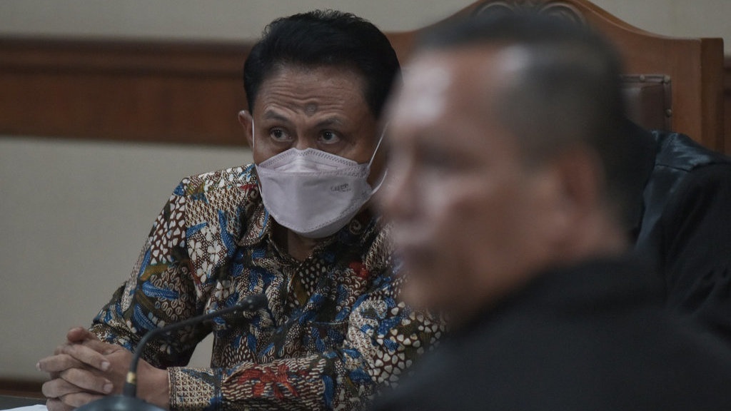 Satpam Ungkap Pemberian Uang Lisa Rachmat Pakai Kode 'Kamar' Satpam Ungkap Pemberian Uang Lisa Rachmat Pakai Kode 'Kamar'