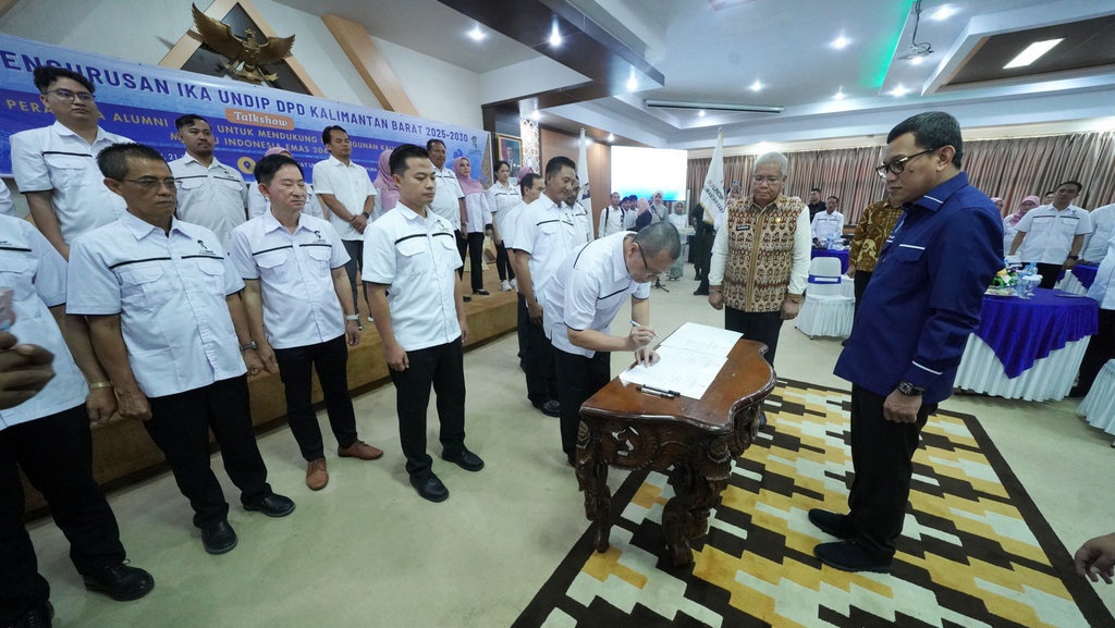 Menteri Karding Lantik IKA Undip Kalbar 2025-2030: Harus Solid! Menteri Karding Lantik IKA Undip Kalbar 2025-2030: Harus Solid!
