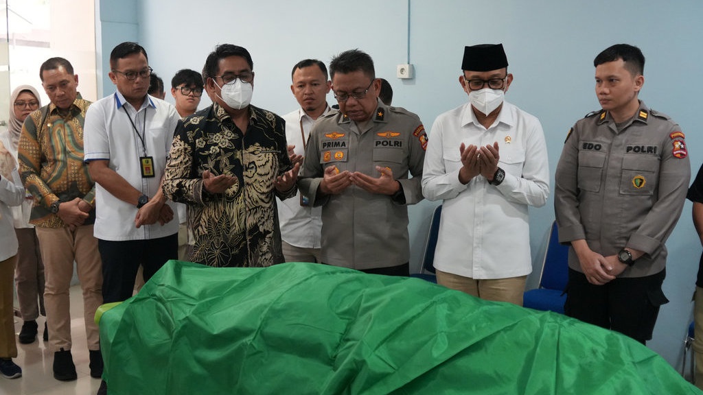 Pastikan Negara Hadir, Menteri Karding Antar Jenazah PMI Wahyuni Pastikan Negara Hadir, Menteri Karding Antar Jenazah PMI Wahyuni