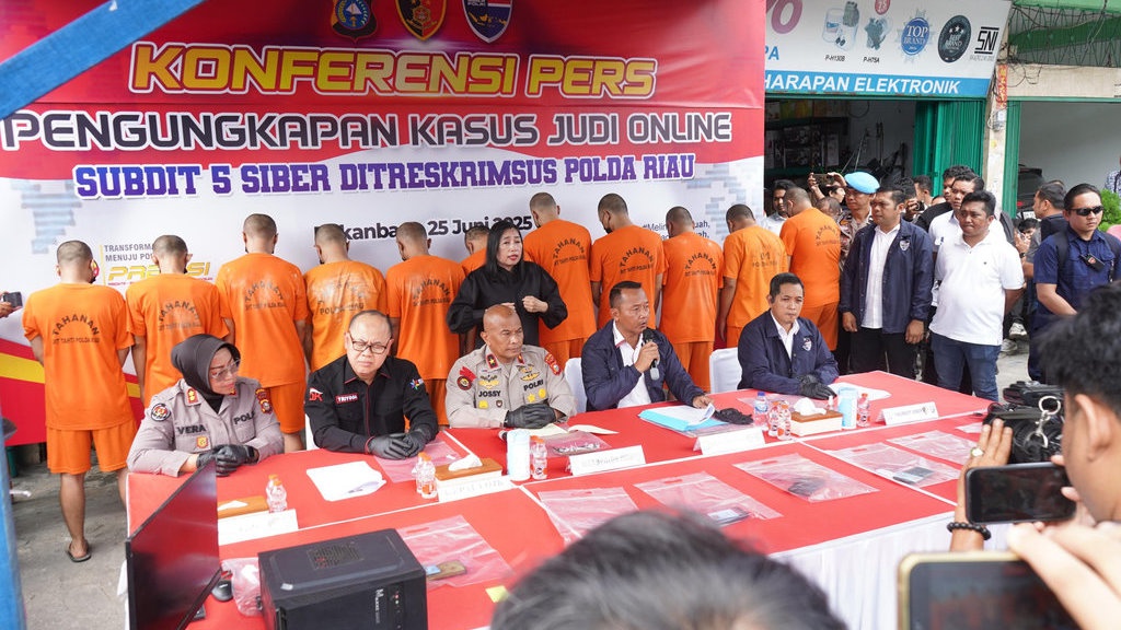 Polda Riau Tangkap 12 Tersangka Judi Online Higgs Domino Island Polda Riau Tangkap 12 Tersangka Judi Online Higgs Domino Island
