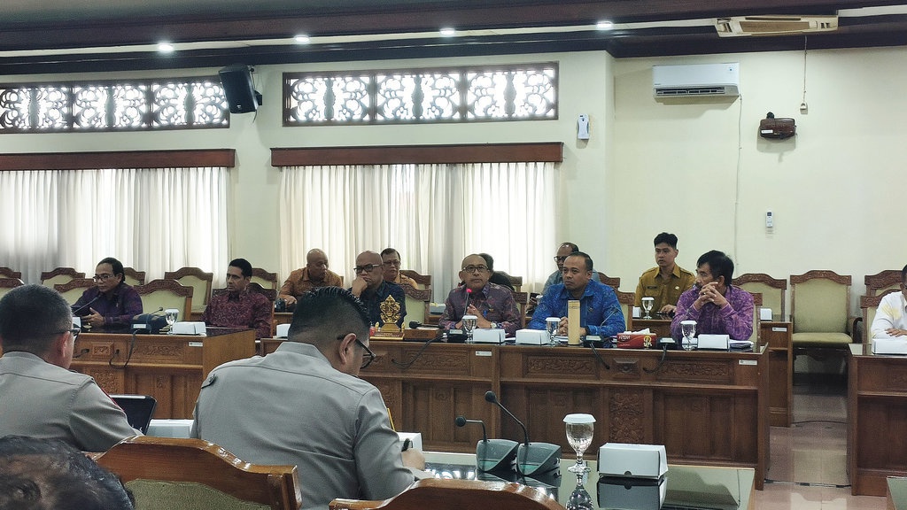 Perlukah Legalisasi Budaya Sabung Ayam Khas Bali, Tajen? Perlukah Legalisasi Budaya Sabung Ayam Khas Bali, Tajen?