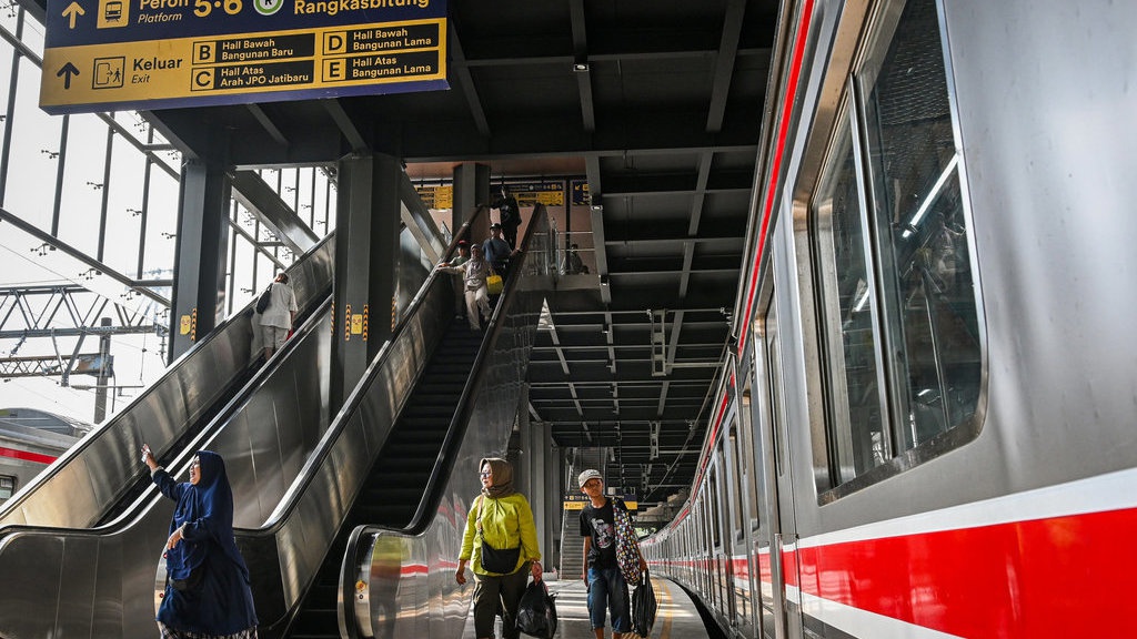 KRL Arah Tanah Abang Tertahan Imbas Kecelakaan Kereta Bandara KRL Arah Tanah Abang Tertahan Imbas Kecelakaan Kereta Bandara
