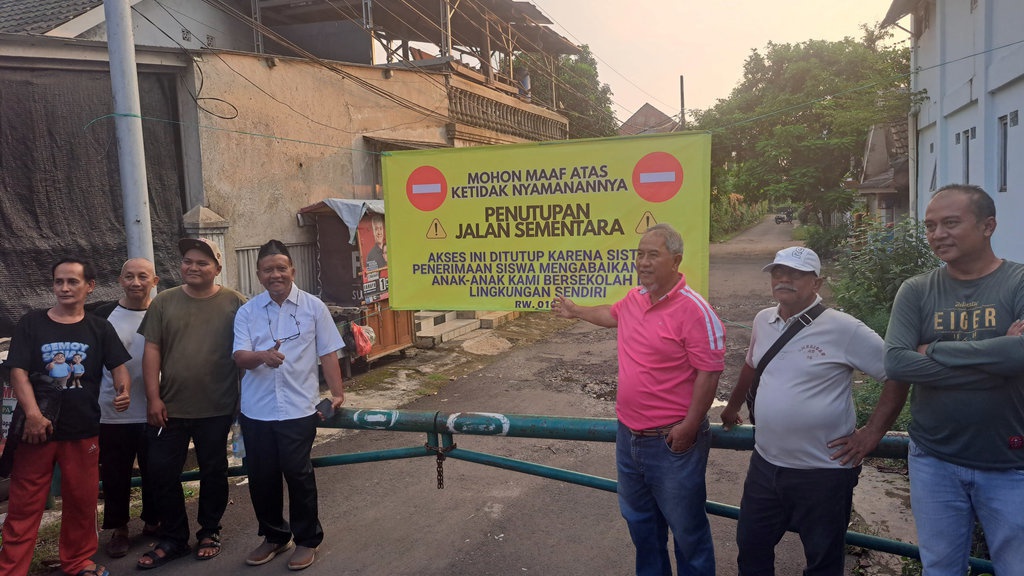 Protes Sistem PPDB, Warga Tangsel Tutup Akses Jalan ke SMAN 6 Protes Sistem PPDB, Warga Tangsel Tutup Akses Jalan ke SMAN 6