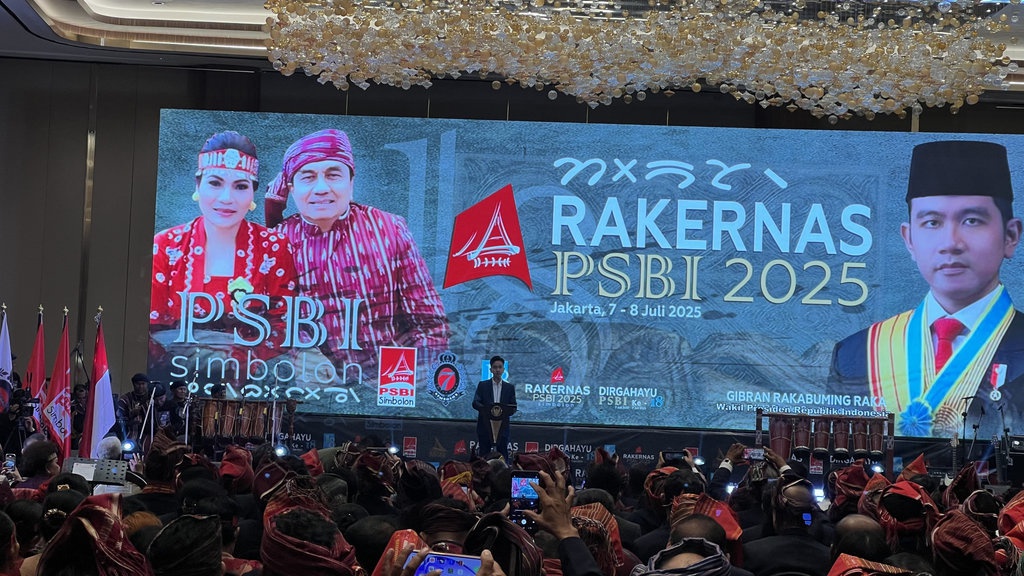 Canda Gibran & Effendi Simbolon saat Cerita Dipecat dari PDIP Canda Gibran & Effendi Simbolon saat Cerita Dipecat dari PDIP