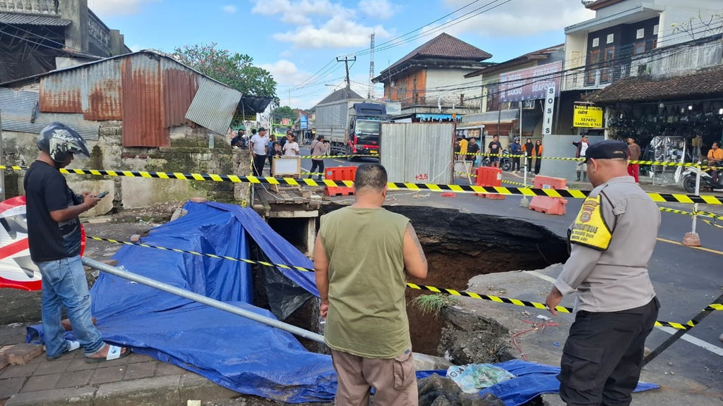 Ruas Jalan Nasional Denpasar-Gilimanuk di Bali Ambles Ruas Jalan Nasional Denpasar-Gilimanuk di Bali Ambles