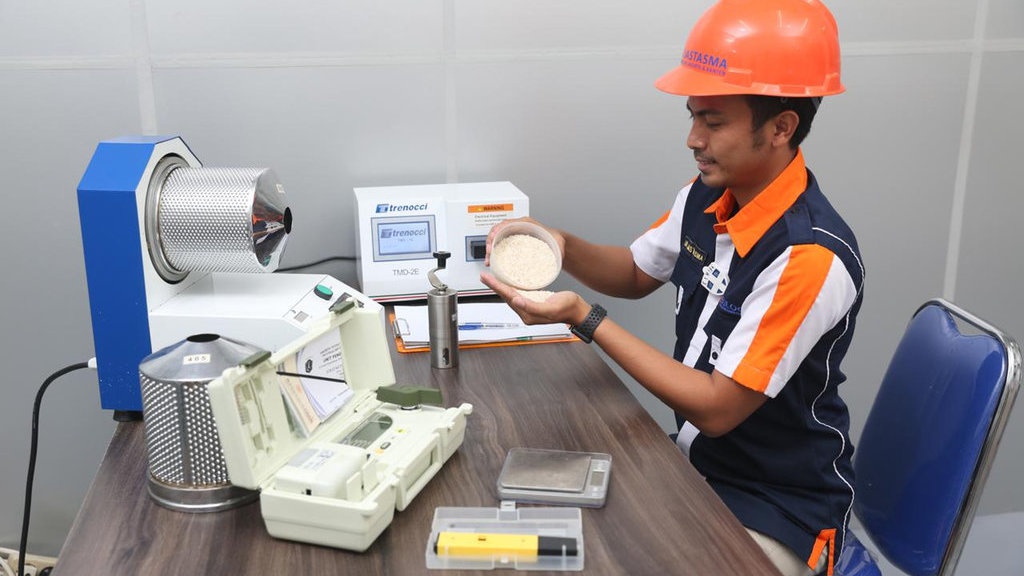 Upaya Terstruktur Menjaga Kualitas Beras di Seluruh Gudang BULOG Upaya Terstruktur Menjaga Kualitas Beras di Seluruh Gudang BULOG
