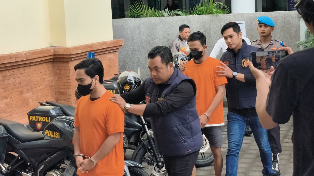 Polisi Tangkap Pencuri Ban Mobil di Bandara Ngurah Rai Bali Polisi Tangkap Pencuri Ban Mobil di Bandara Ngurah Rai Bali